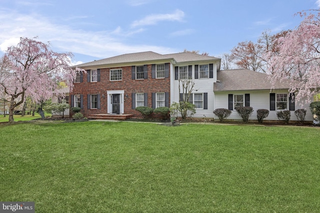 view of front facade featuring a front lawn