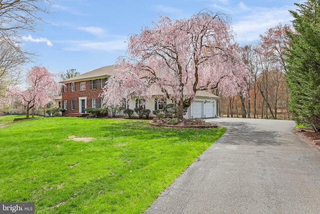 view of front of home with driveway and a front yard
