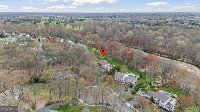 birds eye view of property featuring a forest view