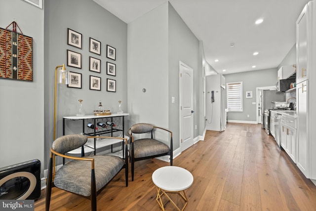 dining space featuring recessed lighting, baseboards, and light wood-style flooring