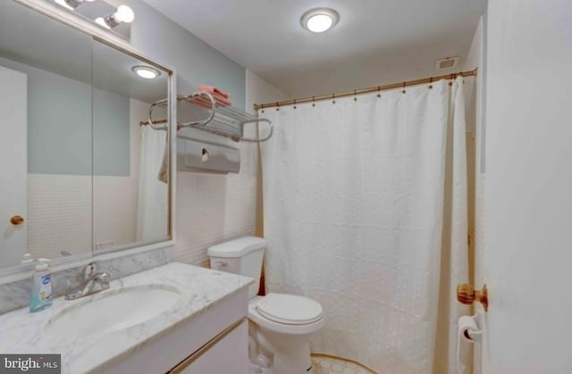 full bathroom with toilet, vanity, and a shower with shower curtain