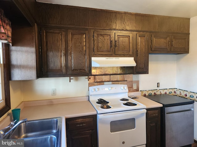 kitchen featuring a sink, under cabinet range hood, light countertops, and electric stove