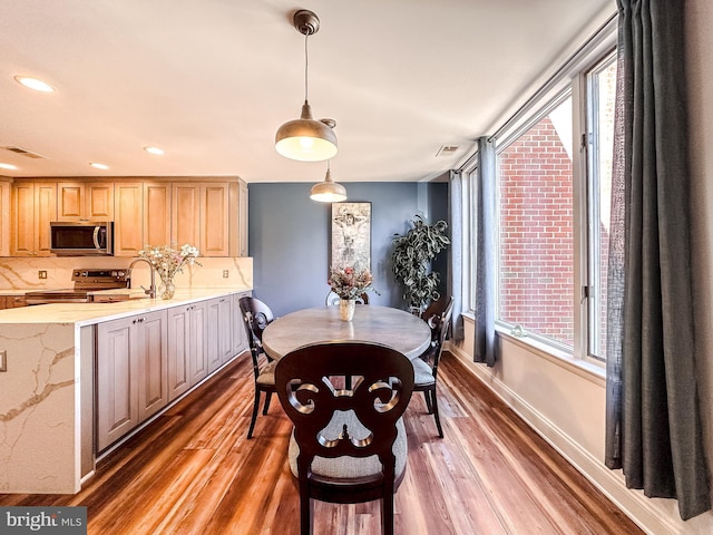 dining area featuring visible vents, recessed lighting, wood finished floors, and baseboards