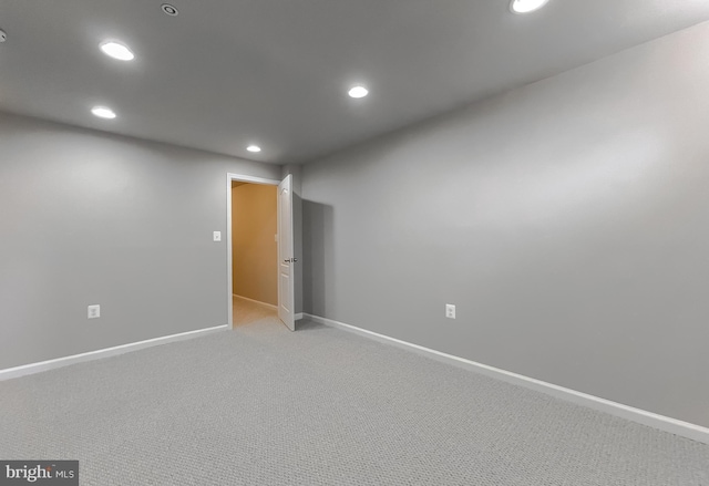 unfurnished room featuring recessed lighting, baseboards, and light carpet