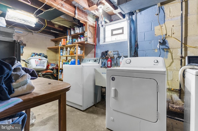 laundry room with laundry area and independent washer and dryer