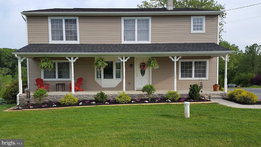 view of front of property featuring a porch and a front yard