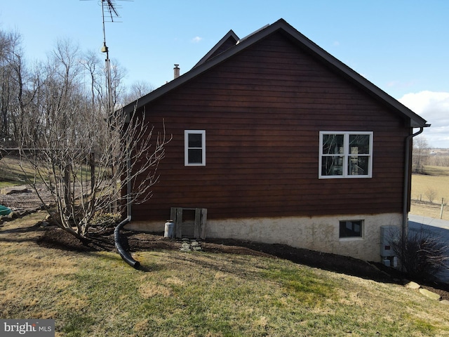 view of side of property featuring a yard