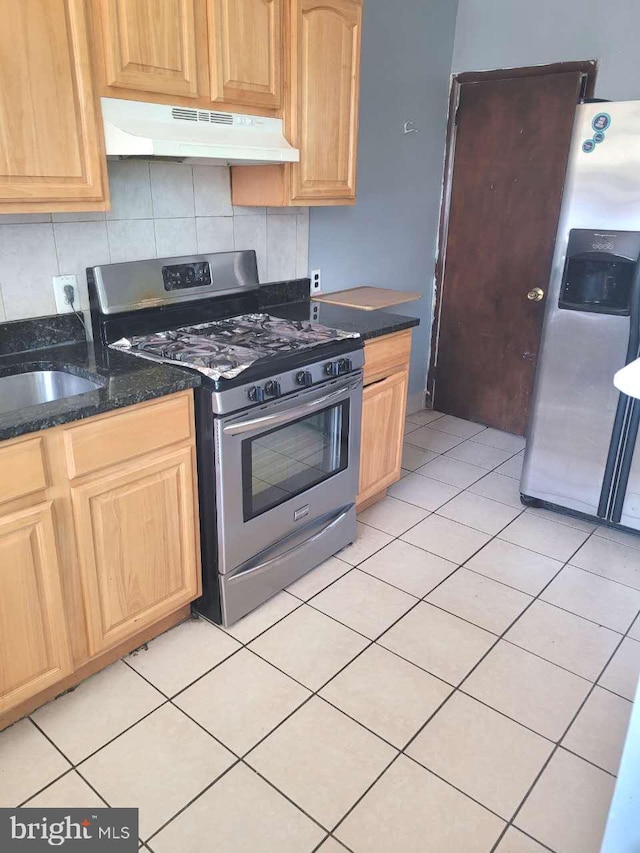 kitchen with light brown cabinetry, tasteful backsplash, under cabinet range hood, and stainless steel appliances