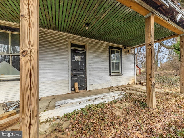 property entrance featuring covered porch