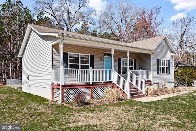 view of front of property featuring a porch, a shingled roof, and a front lawn