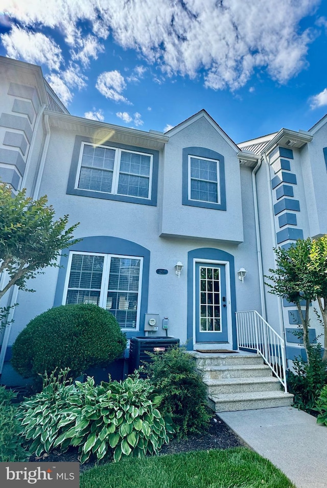 view of front of property featuring stucco siding