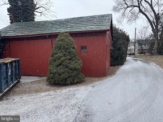 view of outdoor structure featuring an outbuilding