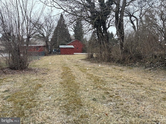 view of yard with driveway