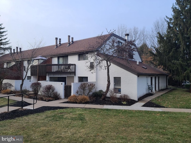 view of front of property featuring a fenced front yard, a front lawn, and stucco siding