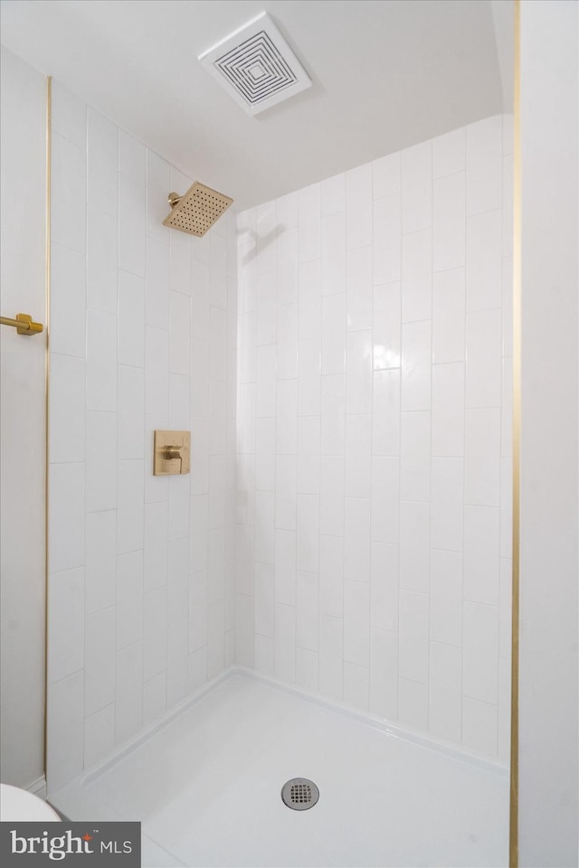 bathroom featuring visible vents and tiled shower