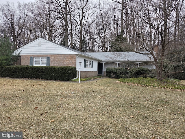 single story home featuring brick siding and a front lawn