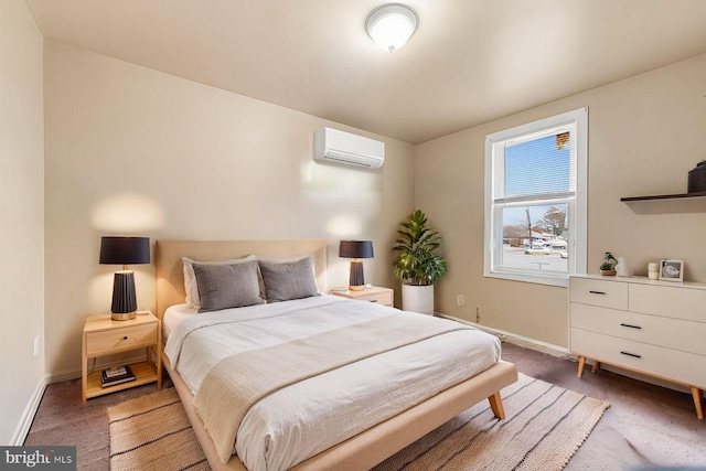 bedroom featuring a wall mounted air conditioner, baseboards, and carpet flooring