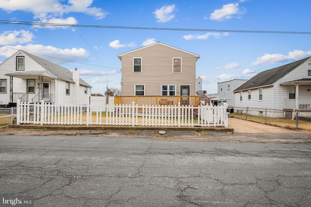 view of front of house featuring a fenced front yard