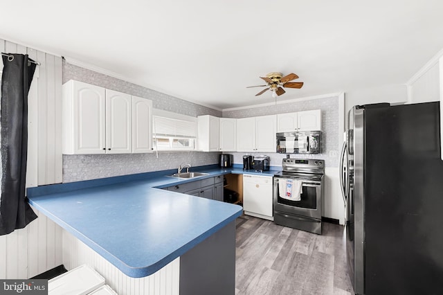 kitchen with white cabinetry, a peninsula, black appliances, and ceiling fan