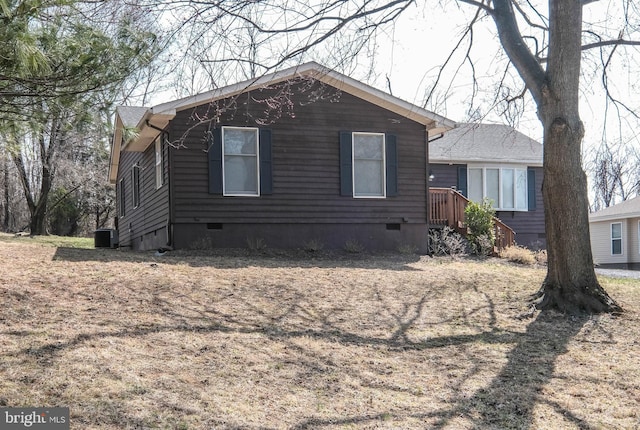 view of front facade with crawl space and central AC