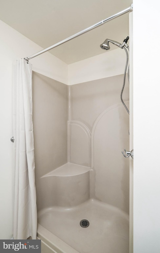 full bathroom with curtained shower