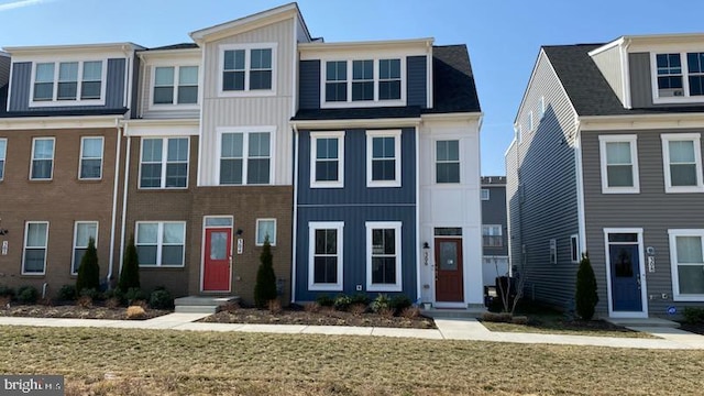 townhome / multi-family property with a front lawn