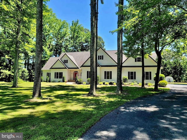 view of front facade featuring a front lawn