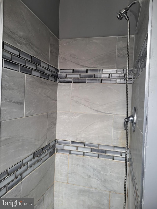 full bath featuring a tile shower