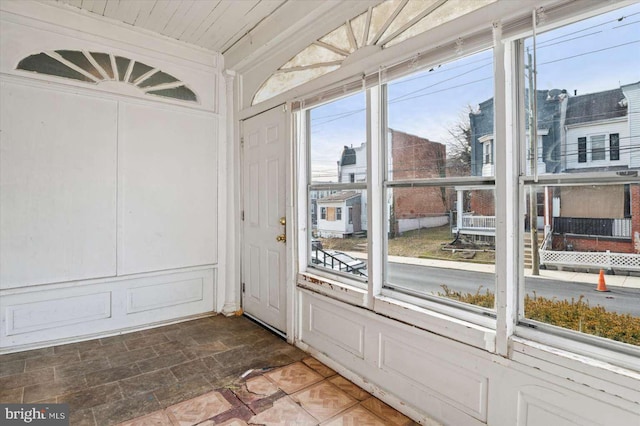 entryway featuring a decorative wall