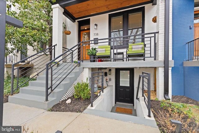 property entrance featuring a porch