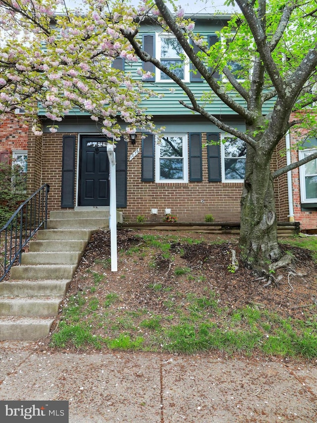 view of front facade featuring brick siding