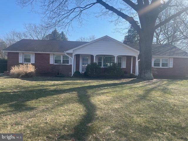 single story home with a front yard