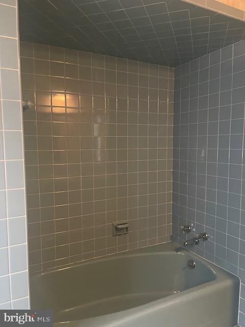 full bathroom with washtub / shower combination