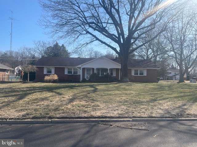 ranch-style house with a front yard