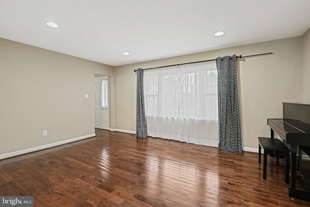 living room featuring recessed lighting, baseboards, and hardwood / wood-style flooring