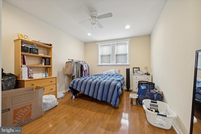 bedroom with recessed lighting, baseboards, light wood-style flooring, and a ceiling fan