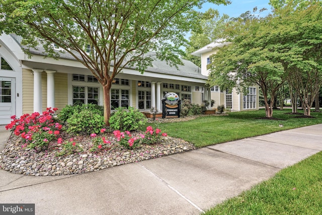 view of front of property with a front lawn