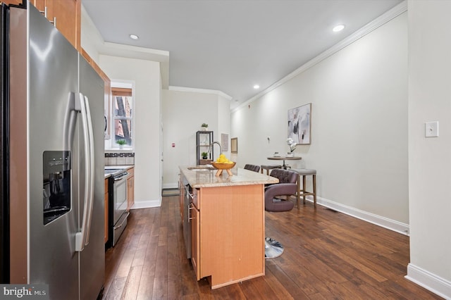 kitchen featuring a sink, crown molding, dark wood-style flooring, stainless steel appliances, and a kitchen island with sink