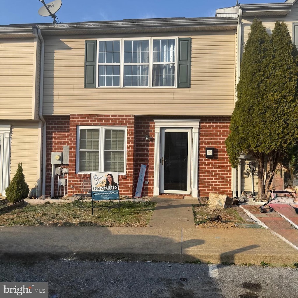 view of front of property featuring brick siding