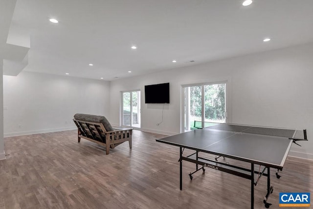 game room featuring a wealth of natural light, recessed lighting, baseboards, and wood finished floors