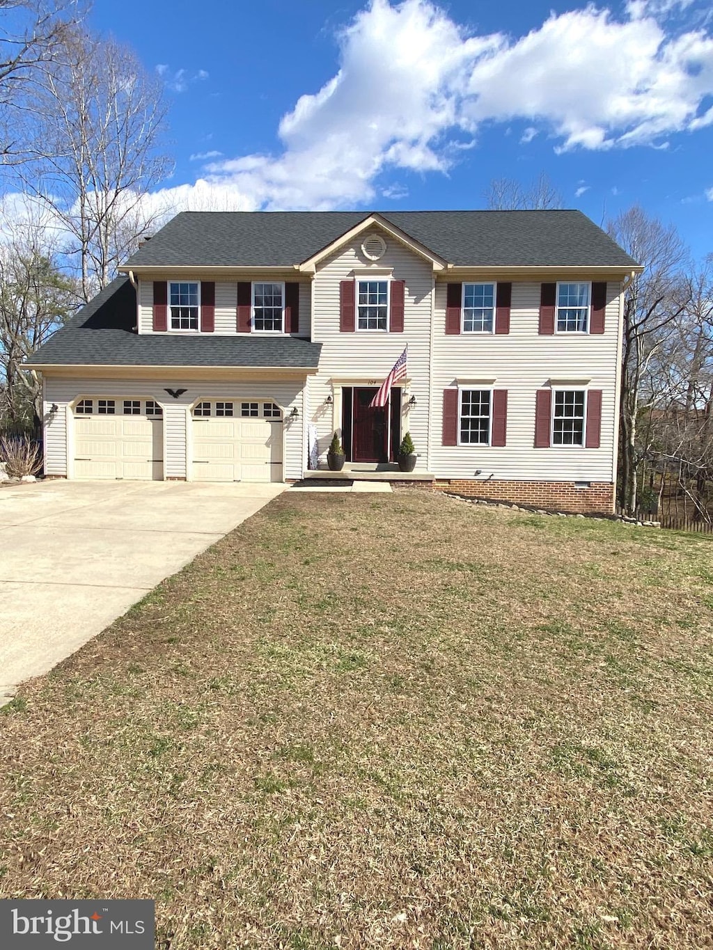 view of front of home featuring crawl space, concrete driveway, and a front yard