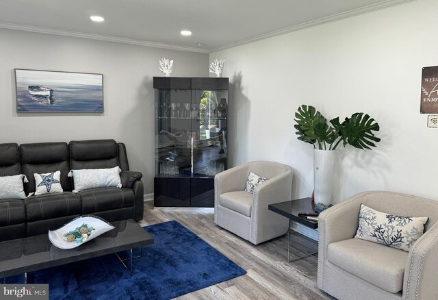 living area with recessed lighting, baseboards, wood finished floors, and ornamental molding