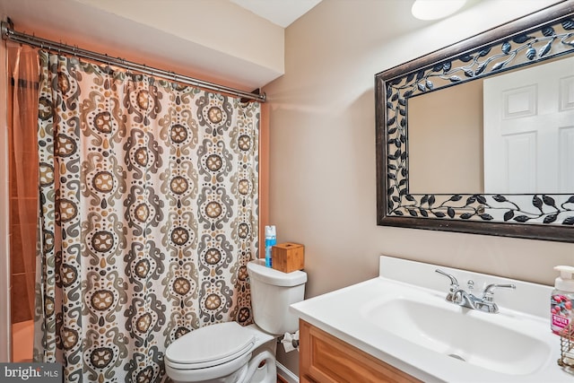 full bathroom featuring vanity, toilet, and a shower with curtain