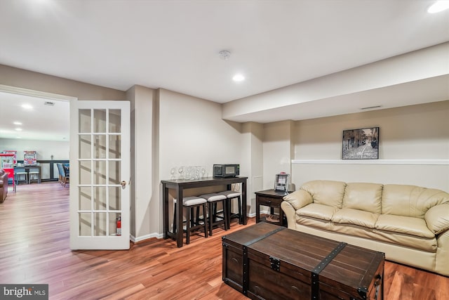 living area featuring recessed lighting, light wood-style flooring, baseboards, and visible vents