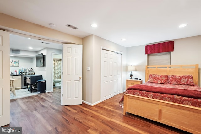 bedroom with beverage cooler, visible vents, recessed lighting, and wood finished floors