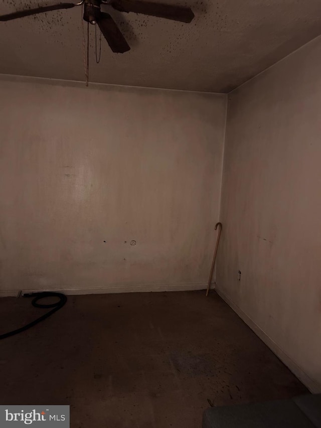 empty room featuring a ceiling fan