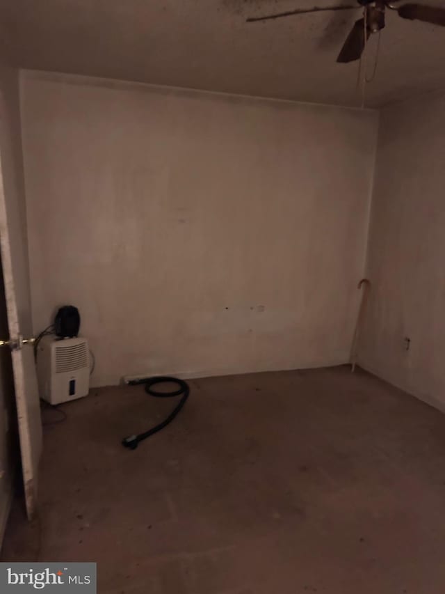 empty room featuring ceiling fan