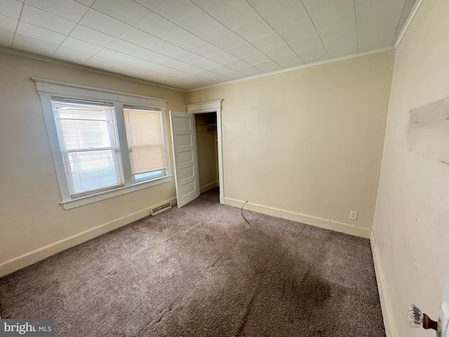 unfurnished bedroom featuring visible vents, carpet floors, baseboards, and ornamental molding