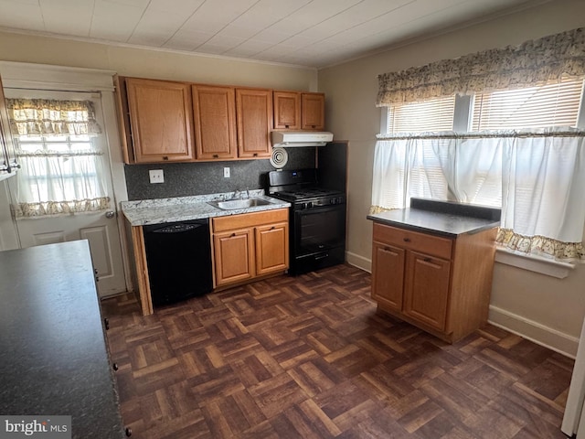 kitchen with a sink, black appliances, under cabinet range hood, crown molding, and tasteful backsplash