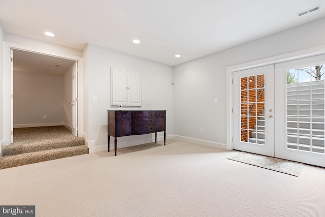 living area featuring recessed lighting, visible vents, light carpet, and baseboards